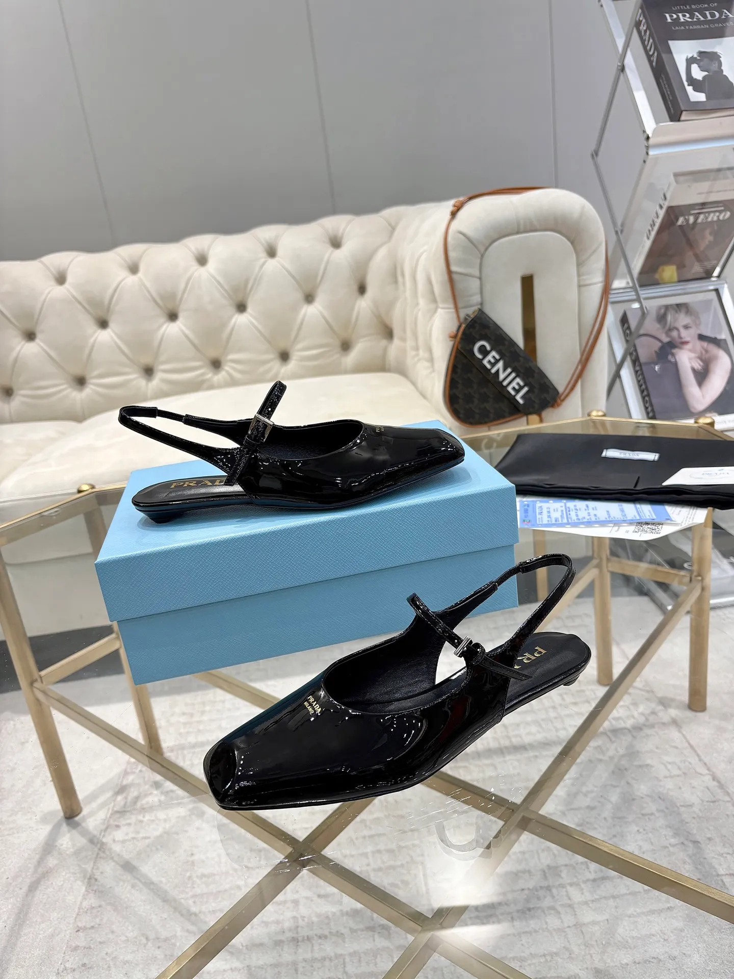 👟👟Ex-factory price 560👟👟 (imitation leather bottom-20) New arrival 👉Ready stock👈Remove the original board and make a 1:1 replica‼ ️ The highest version of Prada's early spring catwalk hot style 😘The latest spring style Retro Mary Jane series Genuine leather sole Simulated leather sole A must-have for goddesses Super comfortable on the feet to reduce age 👉The upper is made of imported cowhide leather Comfortable small square toe Retro and playful Lining + foot pads Imported sheepskin lining Breathable and comfortable (1.5 high small insert heel) Duplicate private molded buckles (all original logos) Code number 35M-39M (34 40 41 42 customized, non-refundable and non-exchangeable)✅